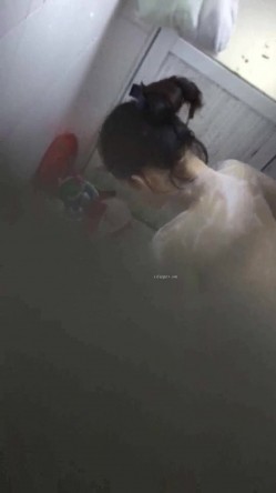 出租屋露台窗外雇人女澡堂子内实拍 就好这口亲眼目睹光屁股妹子们的一举一动 截图11