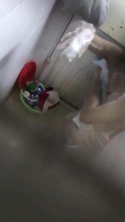 出租屋露台窗外雇人女澡堂子内实拍 就好这口亲眼目睹光屁股妹子们的一举一动 截图12