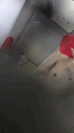 出租屋露台窗外雇人女澡堂子内实拍 就好这口亲眼目睹光屁股妹子们的一举一动 截图13