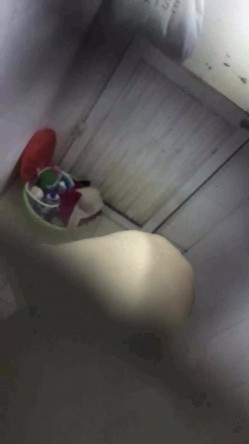 出租屋露台窗外雇人女澡堂子内实拍 就好这口亲眼目睹光屁股妹子们的一举一动 截图14