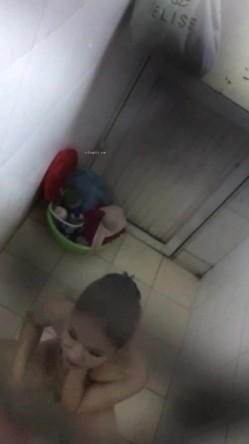 出租屋露台窗外雇人女澡堂子内实拍 就好这口亲眼目睹光屁股妹子们的一举一动 截图15
