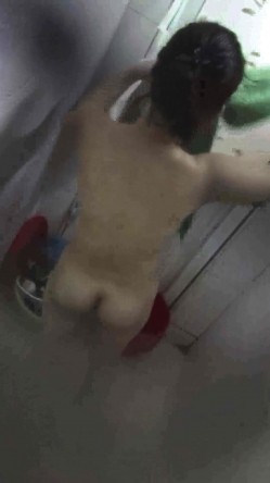 出租屋露台窗外雇人女澡堂子内实拍 就好这口亲眼目睹光屁股妹子们的一举一动 截图16