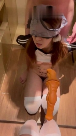 终极反差，穷人女神富人母狗，属性拉满，大神豪宅圈养极品性奴母狗日常调教，舔脚喝尿啪啪各种花样SM羞辱 截图7