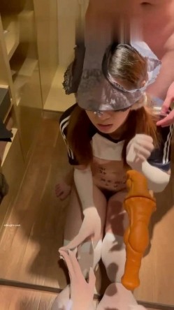 终极反差，穷人女神富人母狗，属性拉满，大神豪宅圈养极品性奴母狗日常调教，舔脚喝尿啪啪各种花样SM羞辱 截图8