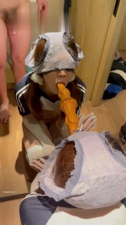 终极反差，穷人女神富人母狗，属性拉满，大神豪宅圈养极品性奴母狗日常调教，舔脚喝尿啪啪各种花样SM羞辱 截图11