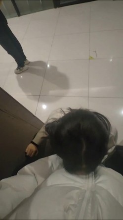推特极品人形小母狗【Cc重制版】绝版福利，花式调教露出肛塞口交M腿狗链吃烟灰喝尿 截图2
