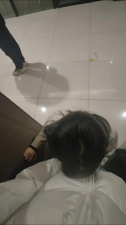 推特极品人形小母狗【Cc重制版】绝版福利，花式调教露出肛塞口交M腿狗链吃烟灰喝尿 截图3