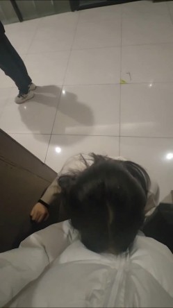 推特极品人形小母狗【Cc重制版】绝版福利，花式调教露出肛塞口交M腿狗链吃烟灰喝尿 截图4