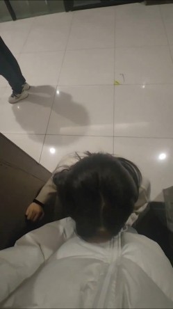 推特极品人形小母狗【Cc重制版】绝版福利，花式调教露出肛塞口交M腿狗链吃烟灰喝尿 截图5