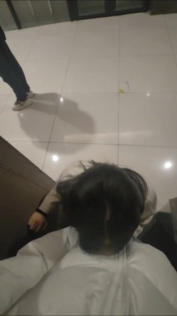 推特极品人形小母狗【Cc重制版】绝版福利，花式调教露出肛塞口交M腿狗链吃烟灰喝尿 截图7