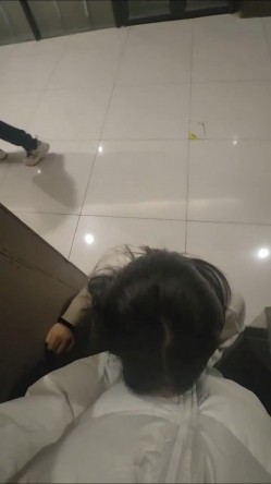 推特极品人形小母狗【Cc重制版】绝版福利，花式调教露出肛塞口交M腿狗链吃烟灰喝尿 截图11