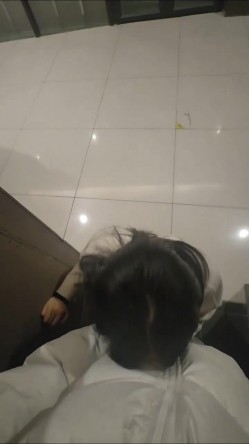 推特极品人形小母狗【Cc重制版】绝版福利，花式调教露出肛塞口交M腿狗链吃烟灰喝尿 截图13