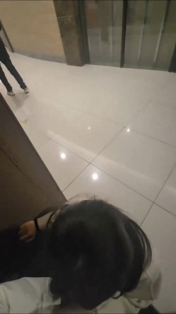 推特极品人形小母狗【Cc重制版】绝版福利，花式调教露出肛塞口交M腿狗链吃烟灰喝尿 截图16