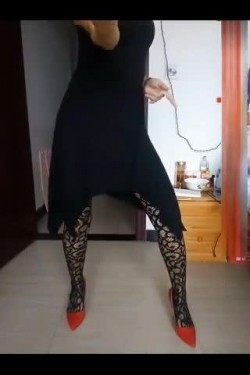 极品丝袜乱搭情趣内衣纹身妹口爆尻逼女上位，叫的是真有穿透力骚的一比 截图1