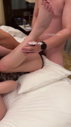 山东淫妻4P泄密，完美露脸，人妻约三个单男操她，良家气质反差，淫乱程度相当高 截图2