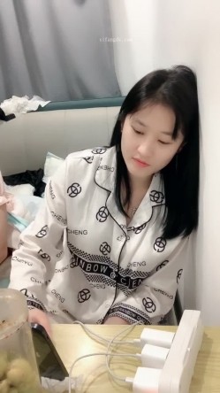 校花来了！好漂亮好甜美，清纯反差小姐姐【云妹妹】自慰！一字马！好想进入她 截图1