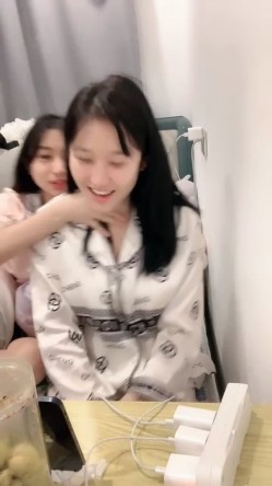 校花来了！好漂亮好甜美，清纯反差小姐姐【云妹妹】自慰！一字马！好想进入她 截图2