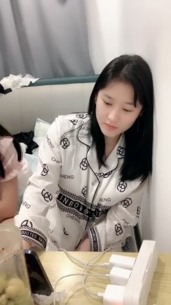 校花来了！好漂亮好甜美，清纯反差小姐姐【云妹妹】自慰！一字马！好想进入她 截图3