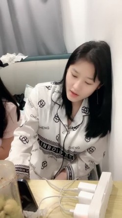 校花来了！好漂亮好甜美，清纯反差小姐姐【云妹妹】自慰！一字马！好想进入她 截图4