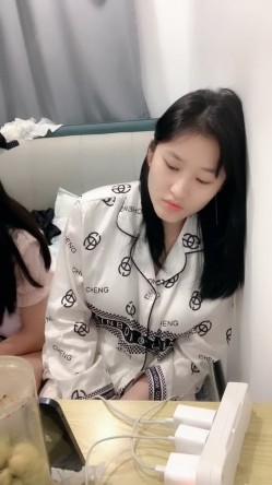 校花来了！好漂亮好甜美，清纯反差小姐姐【云妹妹】自慰！一字马！好想进入她 截图5