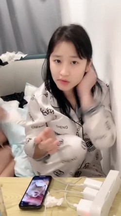 校花来了！好漂亮好甜美，清纯反差小姐姐【云妹妹】自慰！一字马！好想进入她 截图12