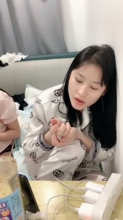校花来了！好漂亮好甜美，清纯反差小姐姐【云妹妹】自慰！一字马！好想进入她 截图14