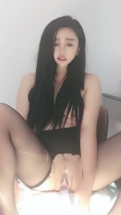 【极品女神 ️自慰 】莫辞酒 高颜值美女平时追不到 私下自己在扣逼 淫水狂流舔在嘴里 骚语挑逗索要精子超淫荡 截图14