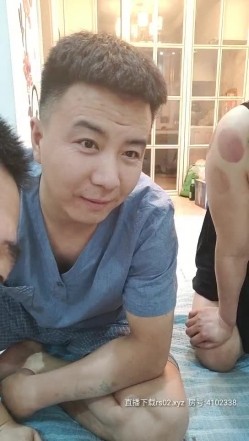 小M寻主人房间里的欲望大姐精彩的5P游戏，两对男女的互动露脸口活直接上位，纹身小哥暴力抽插，浪荡呻吟2 截图2