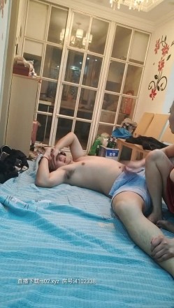 小M寻主人房间里的欲望大姐精彩的5P游戏，两对男女的互动露脸口活直接上位，纹身小哥暴力抽插，浪荡呻吟2 截图12