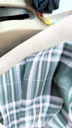 极品美少妇，【智者不入爱河】，木瓜奶大乳晕，几个大爷河边钓鱼，她蹲在后边偷偷露奶子，小骚货玩得真是花 截图1