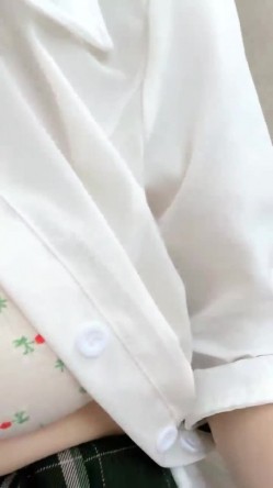 极品美少妇，【智者不入爱河】，木瓜奶大乳晕，几个大爷河边钓鱼，她蹲在后边偷偷露奶子，小骚货玩得真是花 截图2