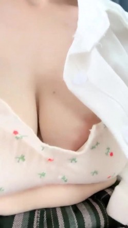 极品美少妇，【智者不入爱河】，木瓜奶大乳晕，几个大爷河边钓鱼，她蹲在后边偷偷露奶子，小骚货玩得真是花 截图6