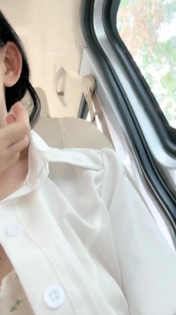 极品美少妇，【智者不入爱河】，木瓜奶大乳晕，几个大爷河边钓鱼，她蹲在后边偷偷露奶子，小骚货玩得真是花 截图8