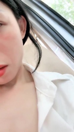 极品美少妇，【智者不入爱河】，木瓜奶大乳晕，几个大爷河边钓鱼，她蹲在后边偷偷露奶子，小骚货玩得真是花 截图13