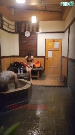 情侣私人温泉旅馆被工作人员暗藏摄像头偷拍传网络,受害女崩溃大哭 截图1