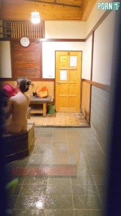 情侣私人温泉旅馆被工作人员暗藏摄像头偷拍传网络,受害女崩溃大哭 截图7