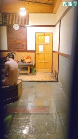 情侣私人温泉旅馆被工作人员暗藏摄像头偷拍传网络,受害女崩溃大哭 截图8