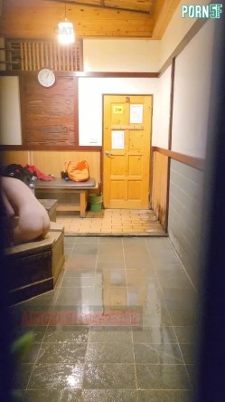 情侣私人温泉旅馆被工作人员暗藏摄像头偷拍传网络,受害女崩溃大哭 截图9