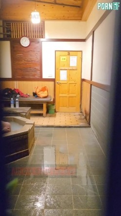 情侣私人温泉旅馆被工作人员暗藏摄像头偷拍传网络,受害女崩溃大哭 截图10