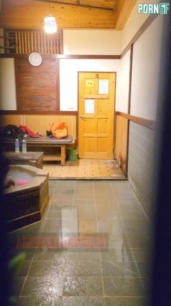 情侣私人温泉旅馆被工作人员暗藏摄像头偷拍传网络,受害女崩溃大哭 截图11