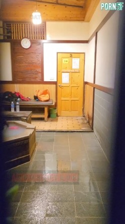 情侣私人温泉旅馆被工作人员暗藏摄像头偷拍传网络,受害女崩溃大哭 截图12
