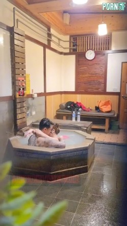 情侣私人温泉旅馆被工作人员暗藏摄像头偷拍传网络,受害女崩溃大哭 截图13