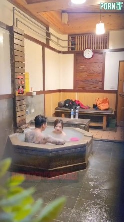 情侣私人温泉旅馆被工作人员暗藏摄像头偷拍传网络,受害女崩溃大哭 截图14