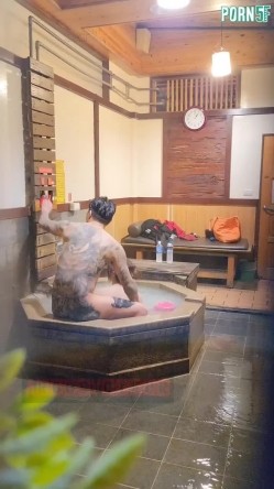 情侣私人温泉旅馆被工作人员暗藏摄像头偷拍传网络,受害女崩溃大哭 截图15