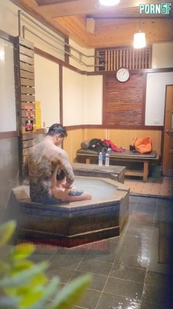 情侣私人温泉旅馆被工作人员暗藏摄像头偷拍传网络,受害女崩溃大哭 截图16