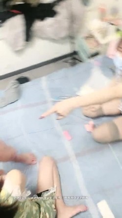 激情4P玩弄床上的两位年轻女奴，撅着屁股让两位小哥把跳弹塞进逼里扩阴器玩弄，深喉口交各种轮草蹂躏颜射 截图6