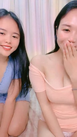 酒窝甜美小姐姐！姐妹一起双女秀！掏出大奶，多毛骚逼互摸，妹妹屁股又大又圆，好想被操骚的很 截图3