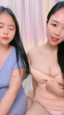 酒窝甜美小姐姐！姐妹一起双女秀！掏出大奶，多毛骚逼互摸，妹妹屁股又大又圆，好想被操骚的很 截图11