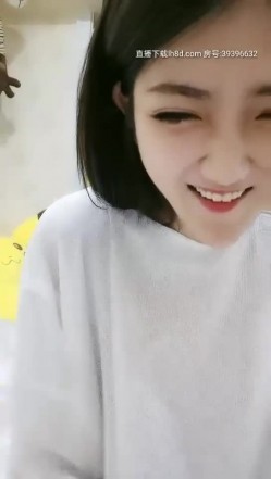 人美嘴甜哪多好苗条萌妹子自慰诱惑，自摸大黑牛插入假吊玻璃棒多种道具 截图1