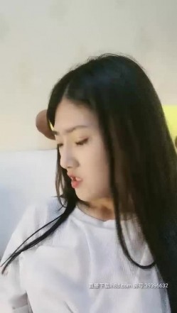 人美嘴甜哪多好苗条萌妹子自慰诱惑，自摸大黑牛插入假吊玻璃棒多种道具 截图5